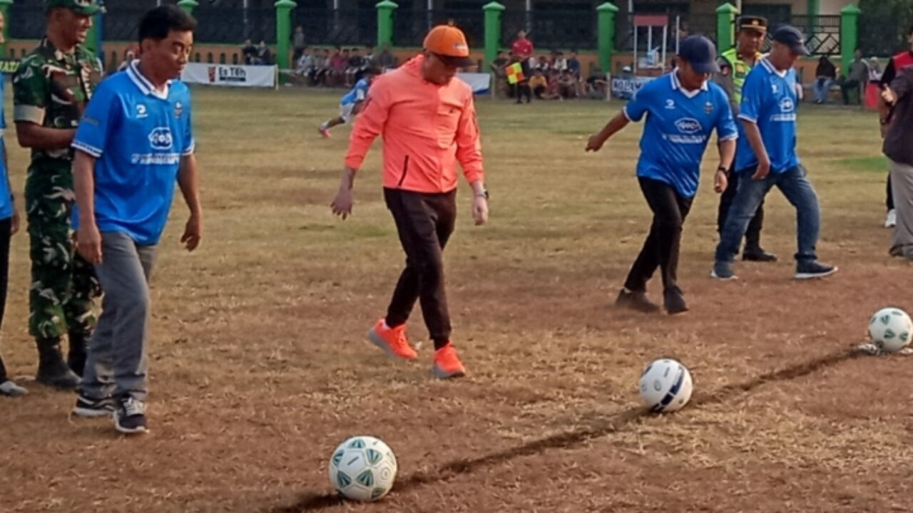 Bupati dan Ketua KONI Kabupaten Tegal Resmi Buka Turnamen Piala H. Ischak Maulana Rohman di Margasari
