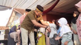 Kepala Desa Kalijurang, Edi Riyanto SH MH, menyerahkan santunan kepada anak yatim dalam acara Kalijurang Bersholawat di depan balai desa setempat, Sabtu (11/7/2026). (Foto: Portal Pantura/Yudhi Prasetyo)