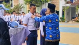 Kepala SMAN 1 Bumiayu, Dr. H. Ihdi Amin, M.Pd., menyematkan kokard kepada perwakilan siswa baru sebagai tanda dimulainya MPLS tahun pelajaran 2026/2027, Senin (13/7/2026). (Foto: Istimewa)