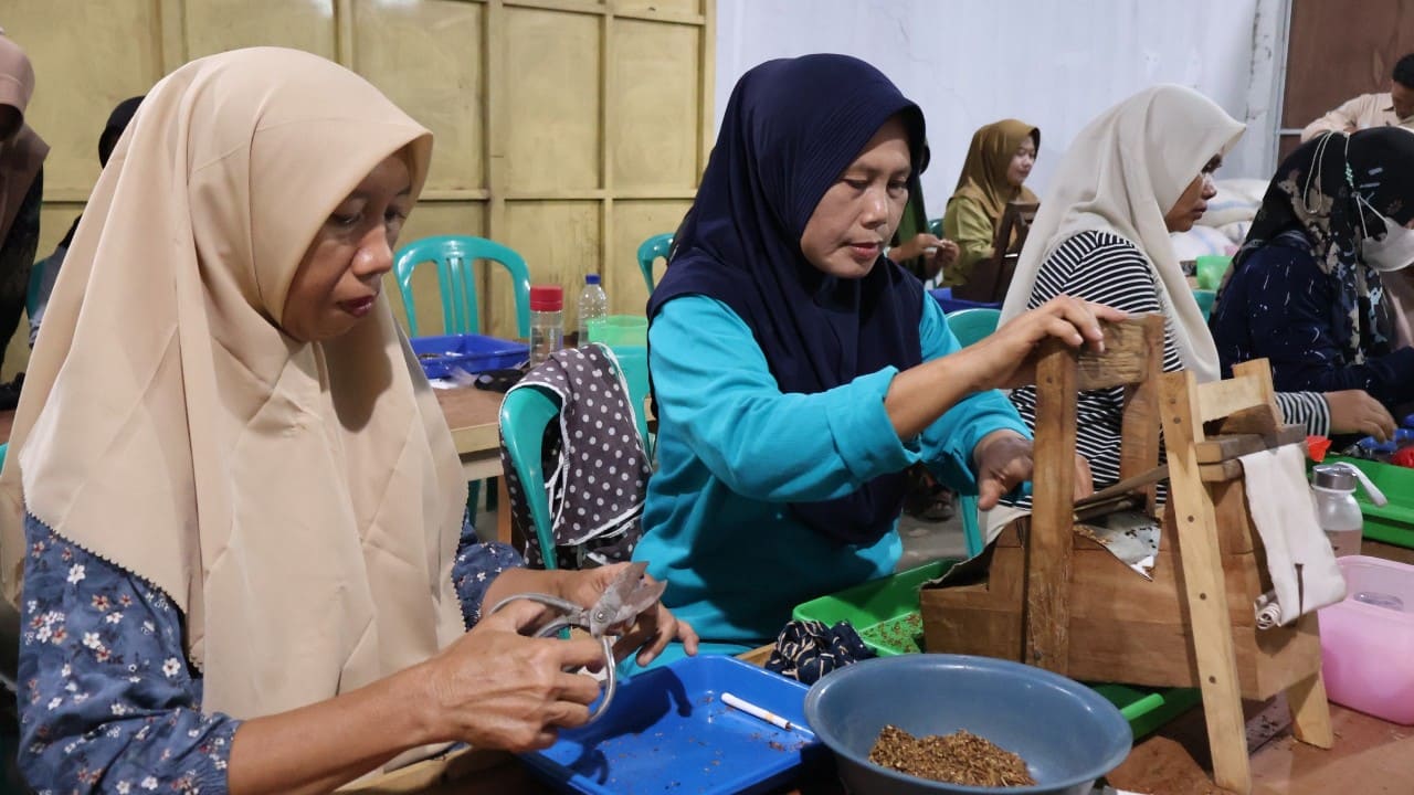 Peserta pelatihan tampak serius saat mempraktikkan teknik blending tembakau dalam kegiatan peningkatan SDM industri rokok di PR Cari Bima Mukti, Kecamatan Larangan, Selasa (14/7/2026). (Foto: dok. Humas Kab. Brebes)