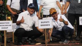 Menteri Lingkungan Hidup RI Mohammad Jumhur Hidayat bersama Wakil Bupati Brebes Wurja dan warga menanam mangrove di pesisir Desa Randusanga Kulon, Kecamatan Brebes, Jumat (3/7/2026). (Foto: Istimewa)
