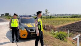 Personel Sat Samapta Polres Brebes melakukan pemantauan lahan kosong dan area persawahan di sekitar Tol Brebes Barat, Senin (13/7/2026), guna mencegah kebakaran hutan dan lahan. (Foto: dok. Humas Polres Brebes)