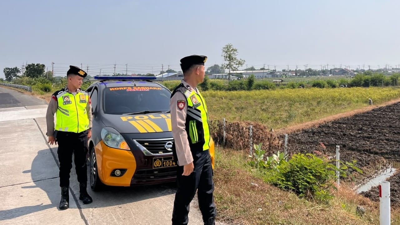 Personel Sat Samapta Polres Brebes melakukan pemantauan lahan kosong dan area persawahan di sekitar Tol Brebes Barat, Senin (13/7/2026), guna mencegah kebakaran hutan dan lahan. (Foto: dok. Humas Polres Brebes)