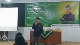 Narasumber Bintang Surya Pramana Putra memberikan materi mengenai pentingnya keamanan data dan tips meraih beasiswa LPDP kepada mahasiswa UMBS, Selasa (14/7/2026). (Foto: Istimewa)