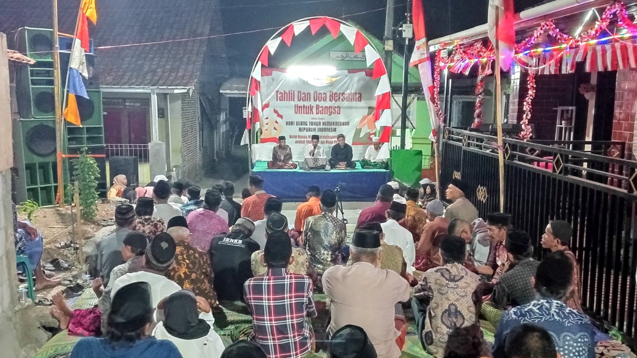 Suasana Doa Bersama Sambut HUT ke-81 RI yang dihadiri Kepala Desa Karangjongkeng Abdul Mukhit, SH., tokoh masyarakat, serta warga RW 03 Desa Karangjongkeng, Minggu (16/08/2026).