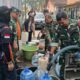 Personel Koramil 11 Paguyangan mendampingi pendistribusian air bersih dari tangki BPBD Bumiayu kepada warga Dusun Cipanas, Desa Kedungoleng, Paguyangan, Brebes, Kamis (6/8/2026).