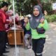 Petugas kebersihan Dinas Lingkungan Hidup Kabupaten Brebes mengikuti cek kesehatan gratis dan menerima bantuan sembako pada rangkaian HUT ke-81 RI di Taman Edukasi Brebes, Selasa (11/8/2026).