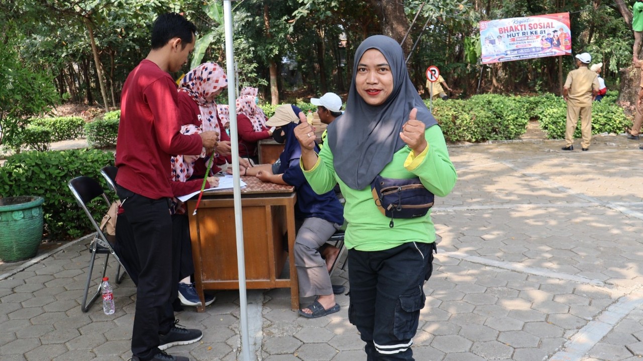 Petugas kebersihan Dinas Lingkungan Hidup Kabupaten Brebes mengikuti cek kesehatan gratis dan menerima bantuan sembako pada rangkaian HUT ke-81 RI di Taman Edukasi Brebes, Selasa (11/8/2026).