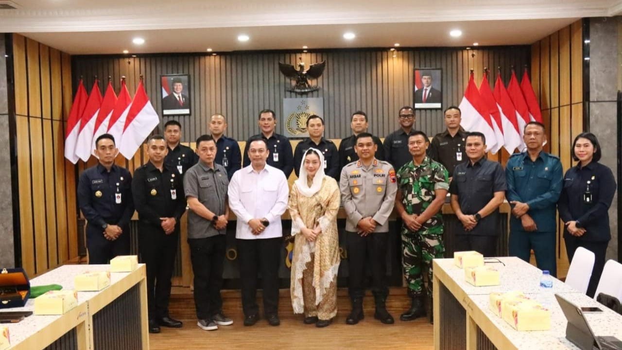 Bupati Brebes Paramitha Widya Kusuma berdialog dengan peserta didik Sespimmen Polri Angkatan ke-67 terkait kajian distribusi pupuk subsidi di Kabupaten Brebes.