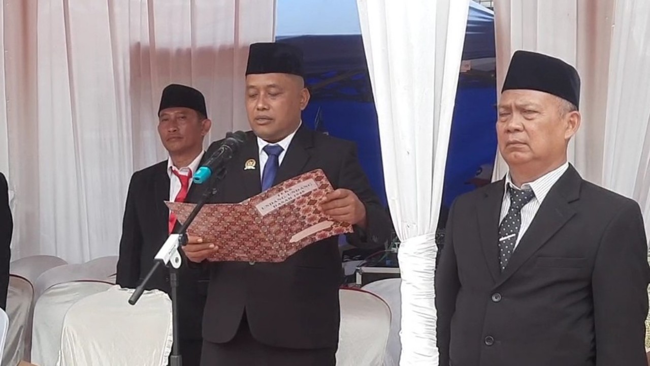 Anggota DPRD Kabupaten Brebes Ade Apriyanto, S.Si. membacakan Teks Pembukaan UUD 1945 pada Upacara Peringatan HUT ke-81 RI di Lapangan Widodo, Kecamatan Tonjong, Brebes, Senin (17/8/2026). (Foto: Portal Pantura/Yudhi P)