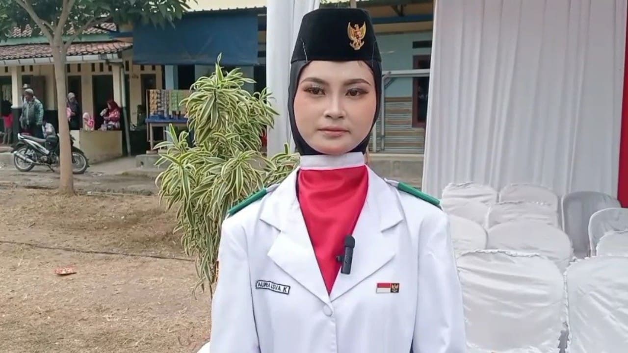 Aura Usva Kirana, siswi SMK Ma’arif NU Tonjong sekaligus putri buruh sumur bor, sukses membawa baki bendera Merah Putih dalam Upacara HUT ke-81 RI di Kecamatan Tonjong, Kabupaten Brebes. (Foto: Portal Pantura/M Faqih Mawardi)