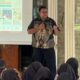 Wakil Rektor III Bidang Kemahasiswaan Universitas Peradaban, Luthfi Hidayat Maulana, S.KM., M.Si., bersama Ketua Program Studi S1 Farmasi sekaligus pemateri, Syaiful Prayogi, M.Farm., apt., dalam kegiatan edukasi Farmasi integratif dan Kimia Farmasi Komputasi di SMA Islam Ta'allamul Huda Bumiayu.