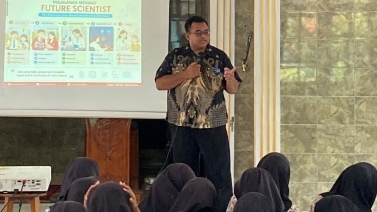 Wakil Rektor III Bidang Kemahasiswaan Universitas Peradaban, Luthfi Hidayat Maulana, S.KM., M.Si., bersama Ketua Program Studi S1 Farmasi sekaligus pemateri, Syaiful Prayogi, M.Farm., apt., dalam kegiatan edukasi Farmasi integratif dan Kimia Farmasi Komputasi di SMA Islam Ta'allamul Huda Bumiayu.