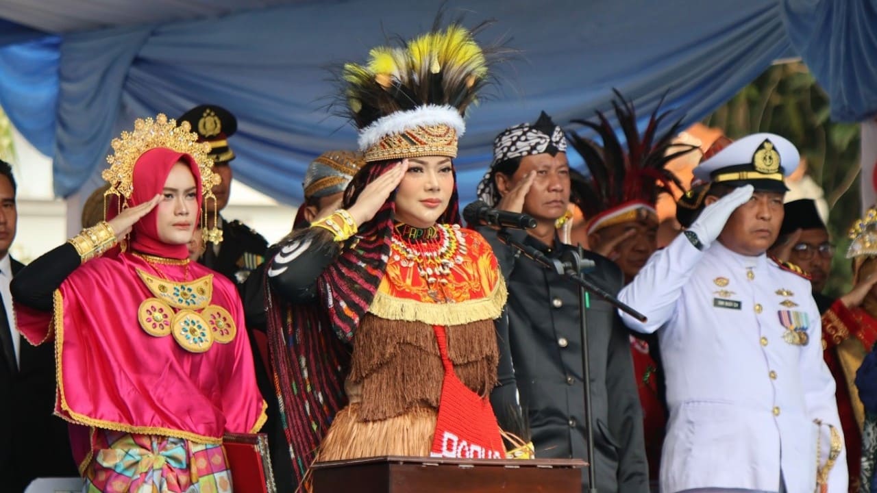 Bupati Brebes Paramitha Widya Kusuma tampil memukau mengenakan pakaian adat Papua saat memimpin Upacara Pengibaran Bendera Merah Putih memperingati HUT ke-81 RI di Alun-alun Brebes, Senin (17/8/2026). (Foto: Istimewa)
