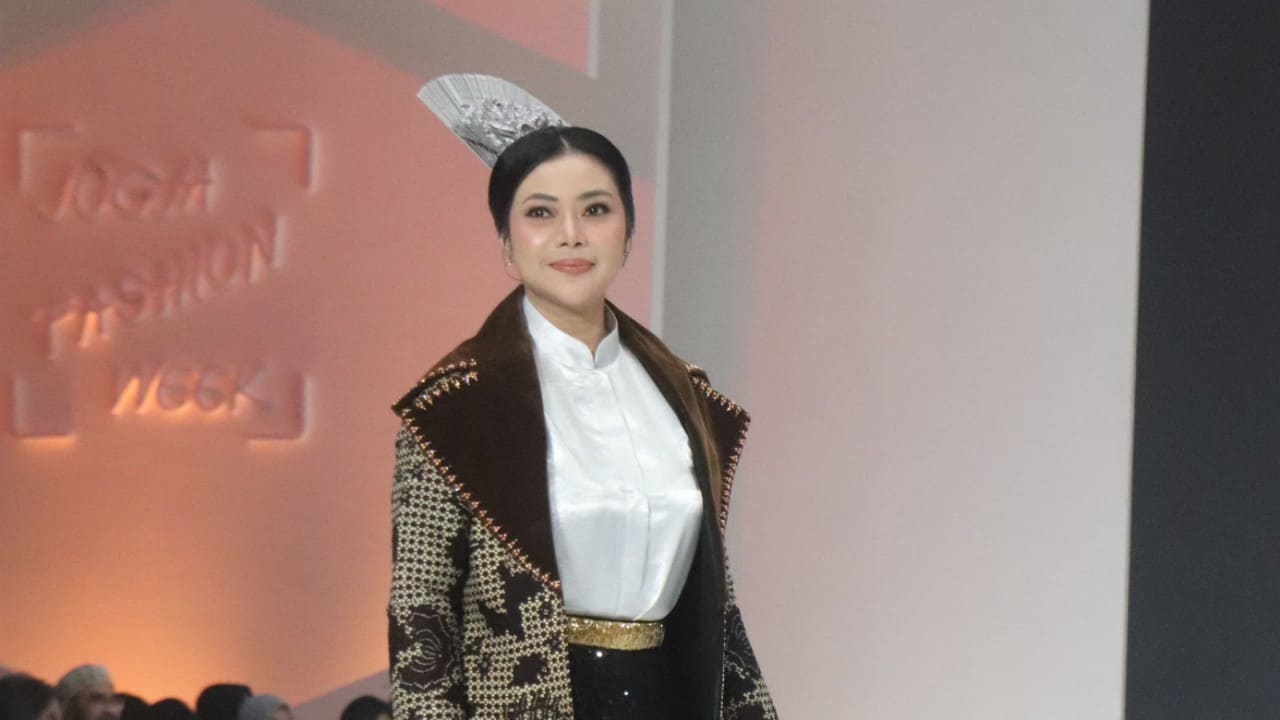 Bupati Brebes Paramitha Widya Kusuma tampil anggun memperagakan busana motif Batik Salem khas Brebes karya desainer Defrico Audy pada ajang Jogja Fashion Week (JFW) 2026 di Jogja Expo Center (JEC), Bantul, DIY, Sabtu (15/8/2026) malam. (Foto: Dok. Pemkab Brebes/Portal Pantura)