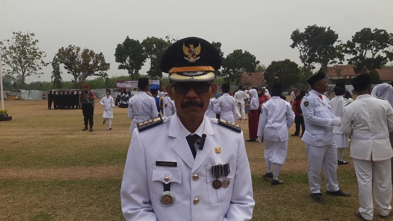Camat Tonjong Lukman Hakim, S.H., S.I.P. menyampaikan apresiasi dan harapannya bagi kemajuan masyarakat Kecamatan Tonjong pada peringatan HUT ke-81 RI di Lapangan Widodo, Brebes. (Foto: Portal Pantura/Yudhi P)