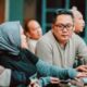 Ketua GBF 2026 Edi Riyanto SH MH berbincang serius dengan bendahara GBF 2026 Tri Murdiningsih SPSi usah rapat pleno, Jumat 8 Agustus 2026 malam di Pendopo Bumiayu. (Foto: Jirolu Photograpy/Portal Pantura)