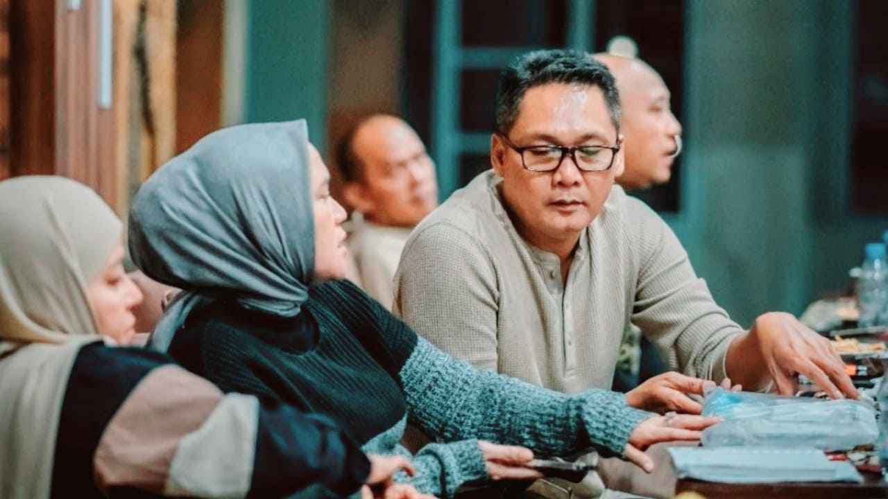 Ketua GBF 2026 Edi Riyanto SH MH berbincang serius dengan bendahara GBF 2026 Tri Murdiningsih SPSi usah rapat pleno, Jumat 8 Agustus 2026 malam di Pendopo Bumiayu. (Foto: Jirolu Photograpy/Portal Pantura)