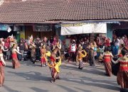Sejumlah pelajar membawakan tari kolosal bertema pelestarian lingkungan hidup saat mengikuti karnaval HUT ke-81 RI di Desa Linggapura, Kecamatan Tonjong, Kabupaten Brebes, Minggu (9/8/2026). (Foto: Portal Pantura/M Faqih Mawardi)