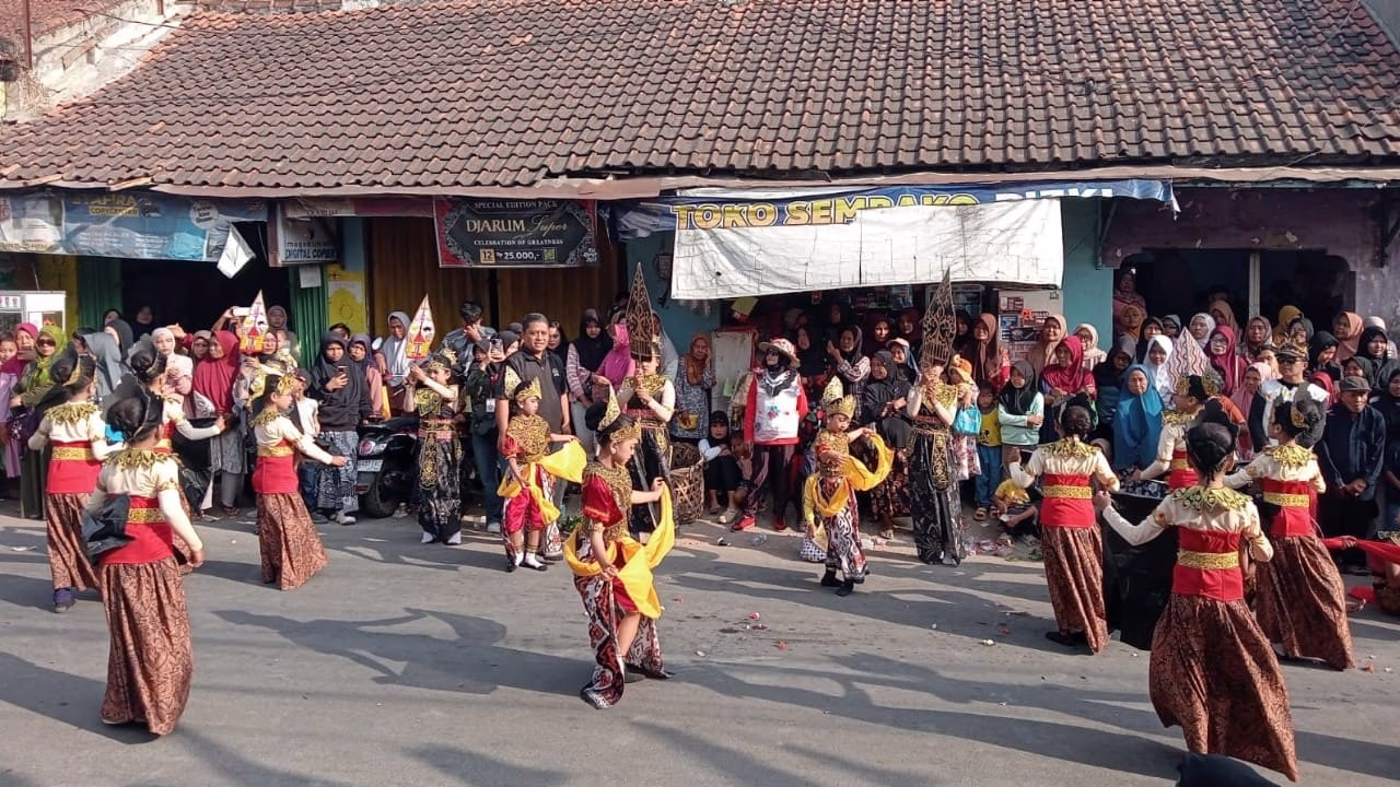 Sejumlah pelajar membawakan tari kolosal bertema pelestarian lingkungan hidup saat mengikuti karnaval HUT ke-81 RI di Desa Linggapura, Kecamatan Tonjong, Kabupaten Brebes, Minggu (9/8/2026). (Foto: Portal Pantura/M Faqih Mawardi)