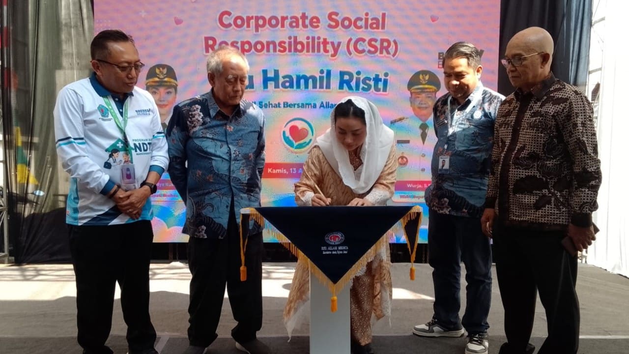 Bupati Brebes Hj. Paramitha Widya Kusuma menandatangani prasasti sebagai tanda soft launching Gedung Gardenia RSU Allam Medica Bumiayu, bersamaan dengan program CSR "Hamil Sehat Bersama Allam Medica" bagi 350 ibu hamil risiko tinggi. (Foto: Portal Pantura/Yudhi P)