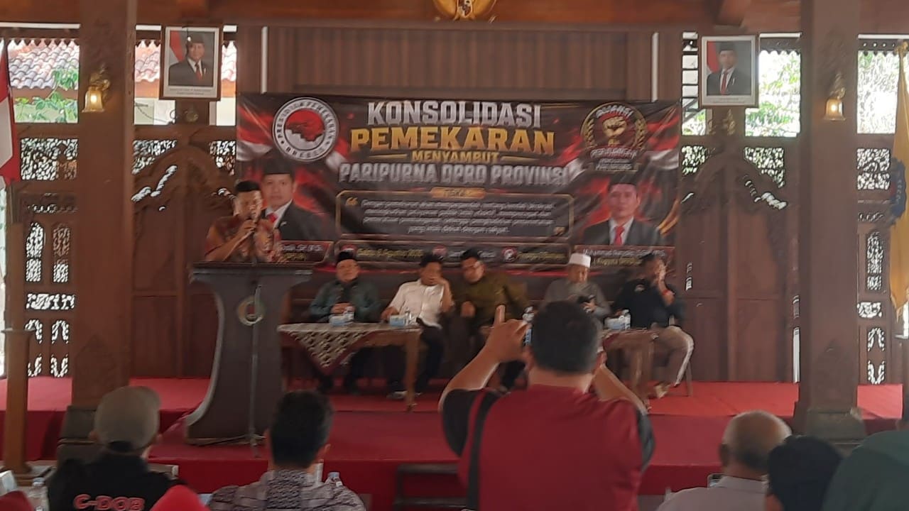 Ketua Aliansi Pemekaran Kabupaten Brebes Agus Sutiono saat menyampaikan pandangannya dalam FGD Konsolidasi Pemekaran Brebes Selatan di Bumiayu, Brebes, Sabtu (8/8/2026). (Foto: Portal Pantura/Yudhi P)