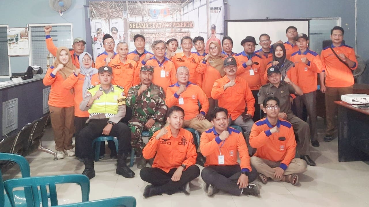 Kepala Pelaksana Harian BPBD Brebes Budi Darmawan berfoto bersama Kepala Desa Kutamendala Fathuri serta unsur muspika usai kegiatan pembinaan Destana di Aula Balai Desa Kutamendala, Selasa (4/8/2026). (Foto: Portal Pantura/Yudhi P)