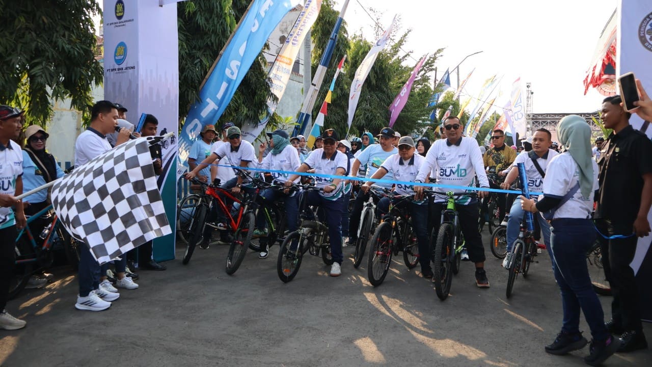 Wakil Bupati Brebes Wurja bersama jajaran direksi BUMD Kabupaten Brebes saat melepas peserta gowes bareng peringatan HUT RI ke-81 di Kantor Perumda Tirta Baribis, Sabtu (8/8/2026).