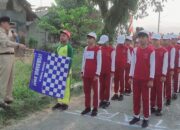 Peserta lomba gerak jalan antusias menampilkan yel-yel terbaik sebelum dilepas oleh Kepala Desa Karangjongkeng di Dukuh Tegalaos, Senin (3/8/2026). (Foto: Portal Pantura/Yudhi)