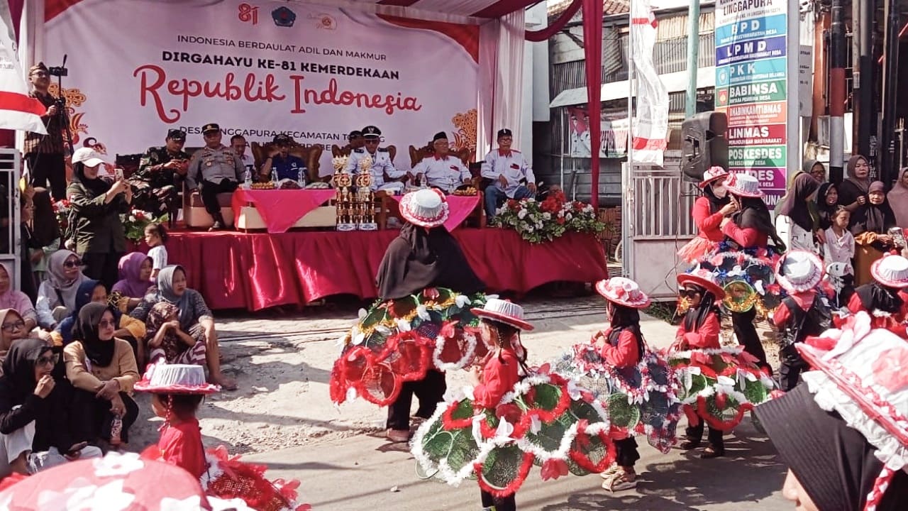 Peserta menampilkan atraksi seni dan budaya dalam rangka karnaval HUT ke-81 RI di Desa Linggapura, Kecamatan Tonjong, Kabupaten Brebes, Minggu (9/8/2026). (Foto: Portal Pantura/Yudhi P)