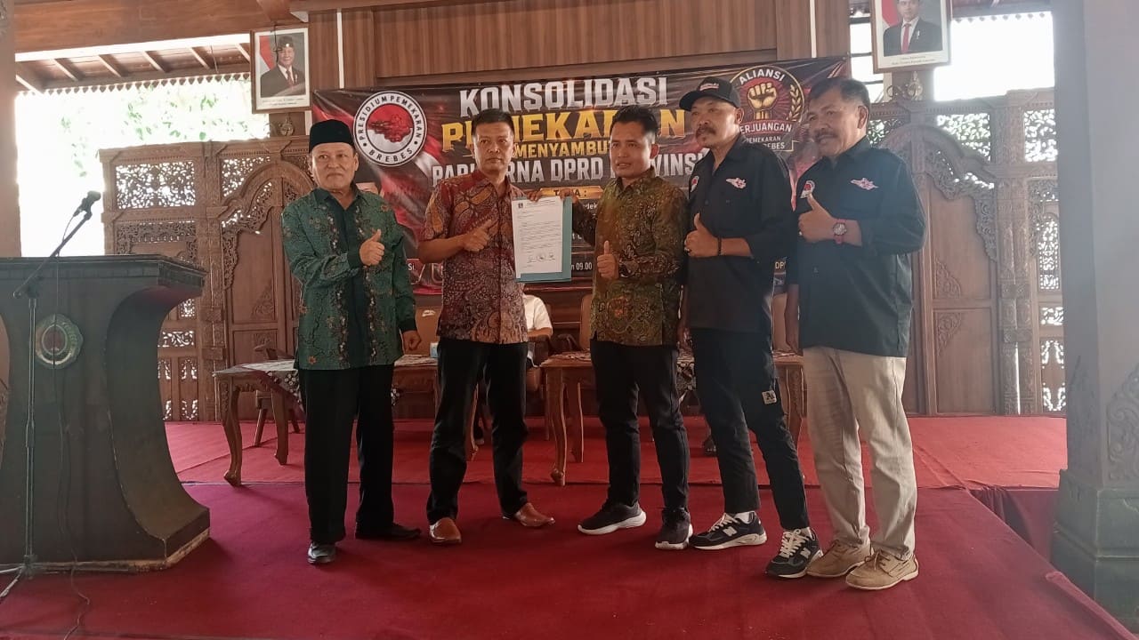 Ketua Aliansi Perjuangan Pemekaran Kabupaten Brebes Agus Setiono di dampingi Sekjen Presidium Pemekaran Muh. Sobir menyerah Tritura kepada Anggota DPRD Jateng Muhammad Naryoko, S.Fil, I, MSi. (Foto: Portal Pantura/M Faqih Mawardi)