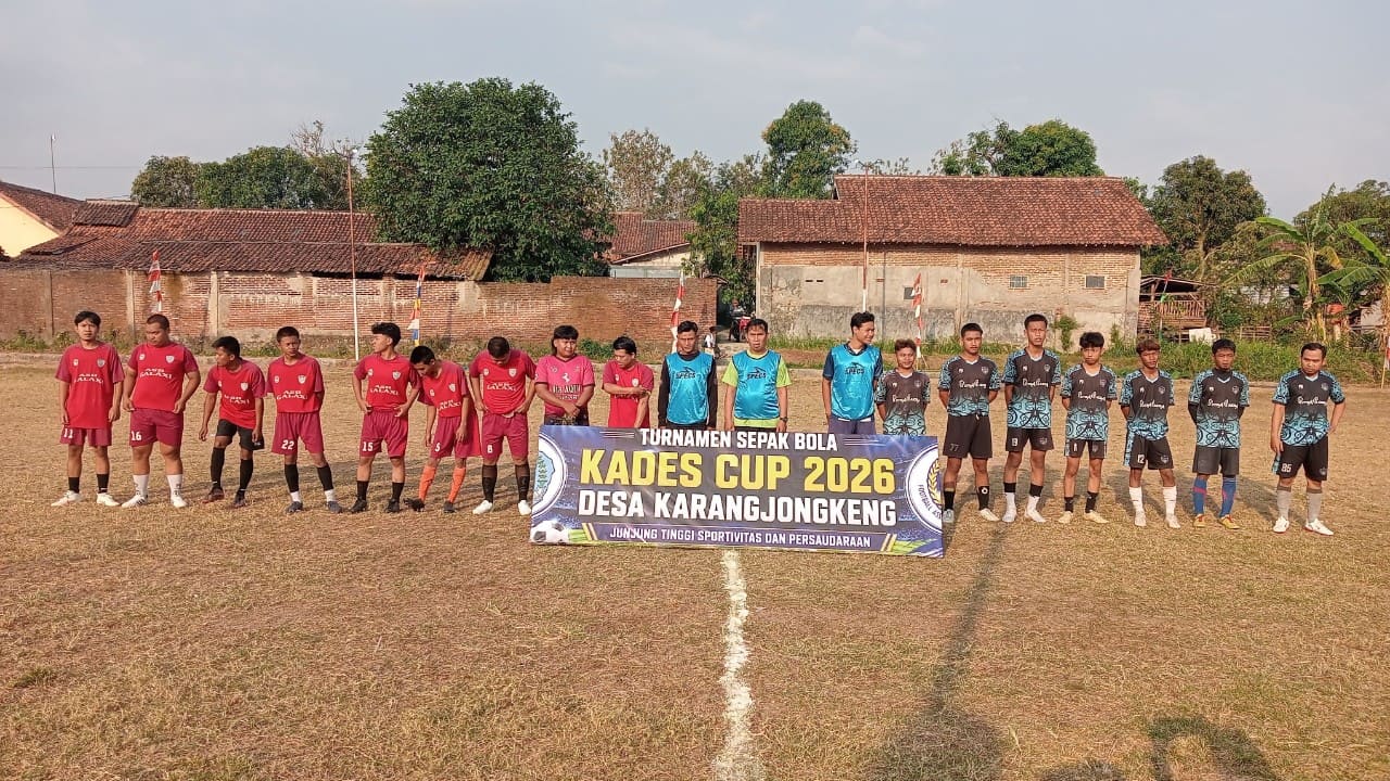 Cakra Bogra FC (hitam biru), New Arka FC (merah) bersiap bertanding dilaga pembuka Kades Cup Karangjongkeng 2026. (Foto: Portal Pantura/M Ardi)