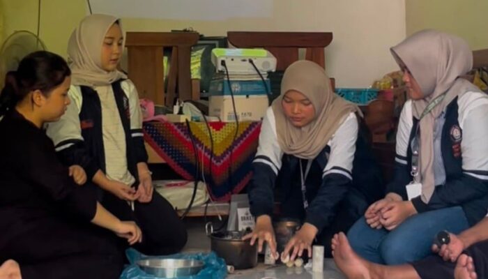 Mahasiswa KKN UNDIP Menyulap Limbah Bonggol Jagung Jadi Briket Berdaya Jual Tinggi