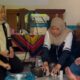 Mahasiswa KKN Undip memperagakan cara mengolah limbah bonggol jagung menjadi briket biomassa bersama warga Desa Pilangrejo, Boyolali Sabtu, (15/08/2026). (Foto: Istimewa) Sumber foto: Aninda Maytri Azzahra