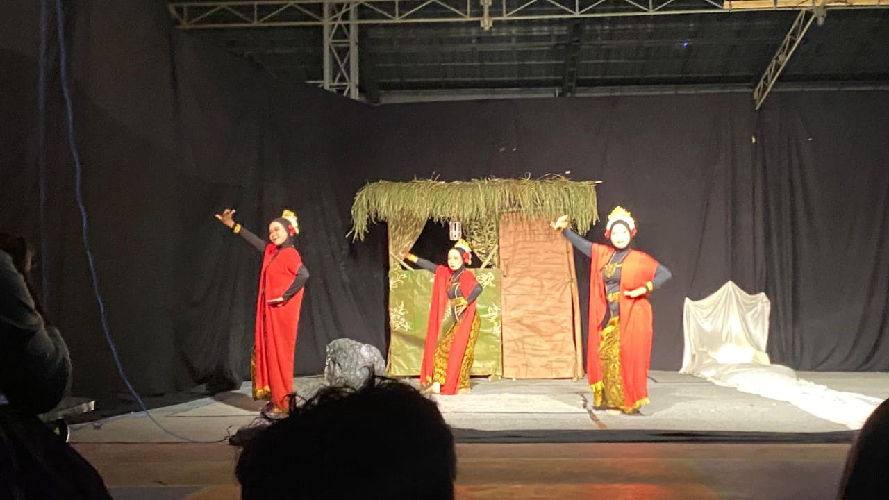 Mahasiswa PGSD Angkatan 2023 Universitas Peradaban tampil dalam pagelaran seni drama sebagai bagian dari UAS mata kuliah seni tari dan seni drama di Sport Center Universitas Peradaban, Sabtu (25/7/2026). (Foto: Istimewa/Portal Pantura)