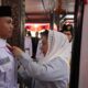 Bupati Brebes Paramitha Widya Kusuma saat mengukuhkan 36 anggota Paskibraka Kabupaten Brebes Tahun 2026 di Pendopo Kabupaten Brebes, Jumat (14/8/2026), termasuk Faris Ahda Emadani asal SMAN 1 Ketanggungan. (Foto: Istimewa)