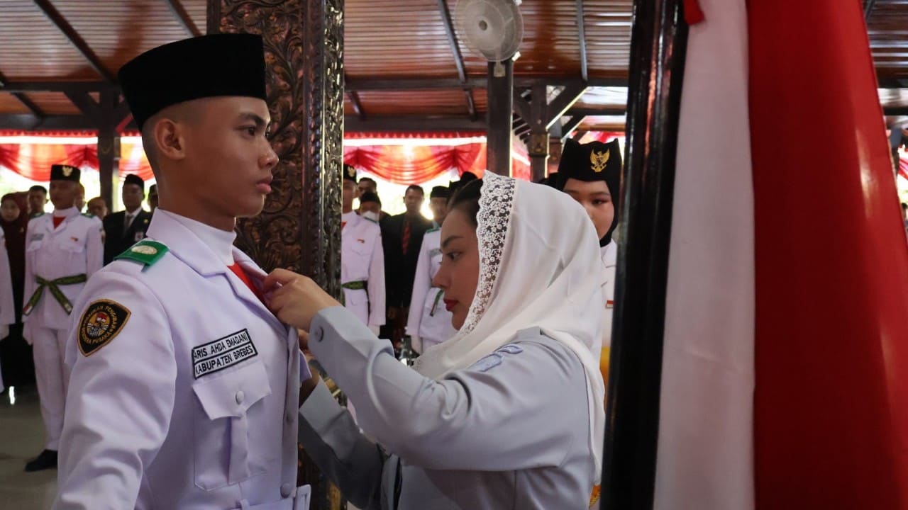 Bupati Brebes Paramitha Widya Kusuma saat mengukuhkan 36 anggota Paskibraka Kabupaten Brebes Tahun 2026 di Pendopo Kabupaten Brebes, Jumat (14/8/2026), termasuk Faris Ahda Emadani asal SMAN 1 Ketanggungan. (Foto: Istimewa)