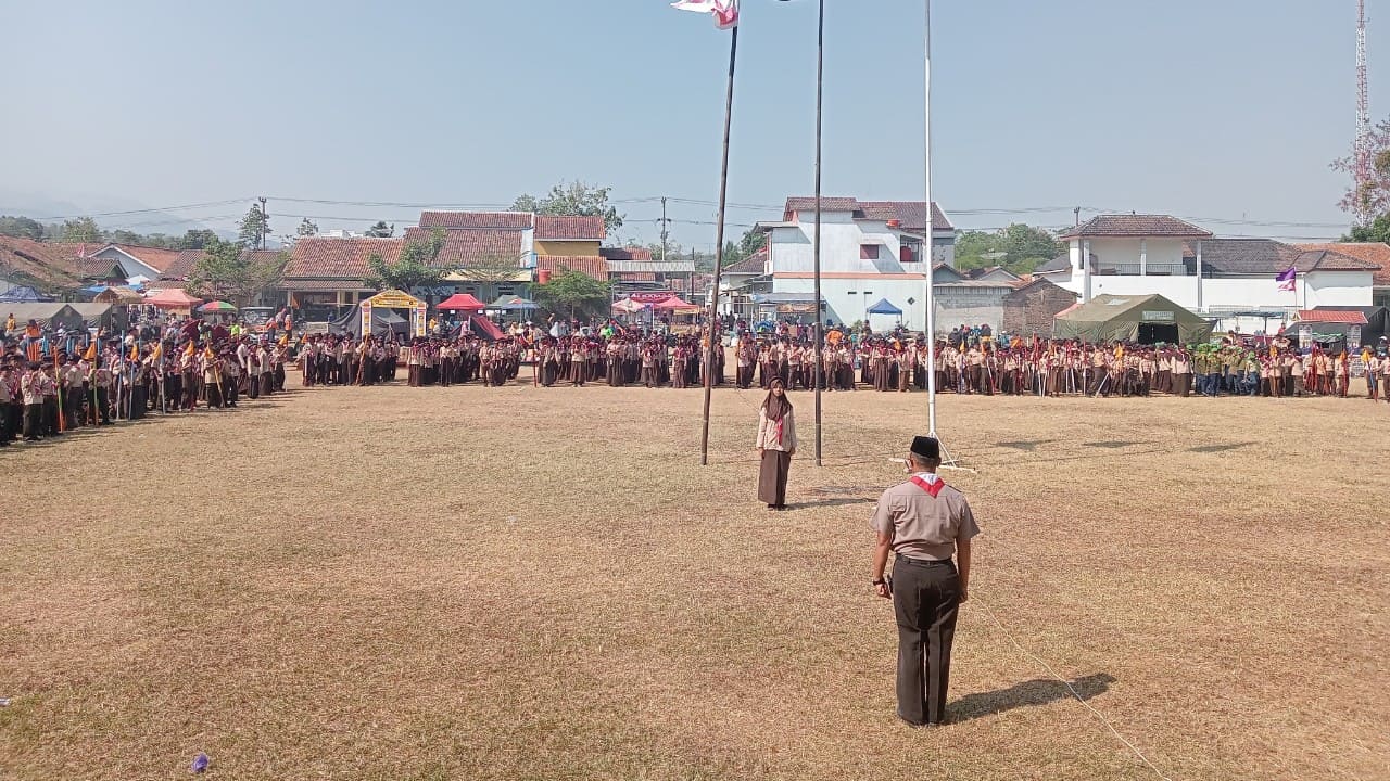 Kasium Polsek Tonjong Herry A. M saat memberikan amanat dalam Upacara Penutupan Perkemahan ITA JAMNAS XII 2026 di Lapangan Widodo, Tonjong, Jumat (14/08/2026). (Foto:Portal Pantura/M Faqih Mawardi)