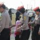 Taruna Akpol bersalaman dwngan siswa Sekolah Rakyat Brebes (Foto: dok. Pendim 0713 Brebes/Portal Pantura)