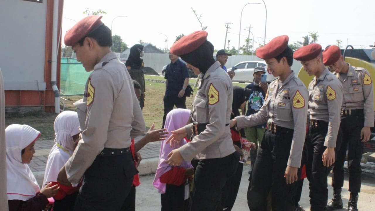 Taruna Akpol bersalaman dwngan siswa Sekolah Rakyat Brebes (Foto: dok. Pendim 0713 Brebes/Portal Pantura)