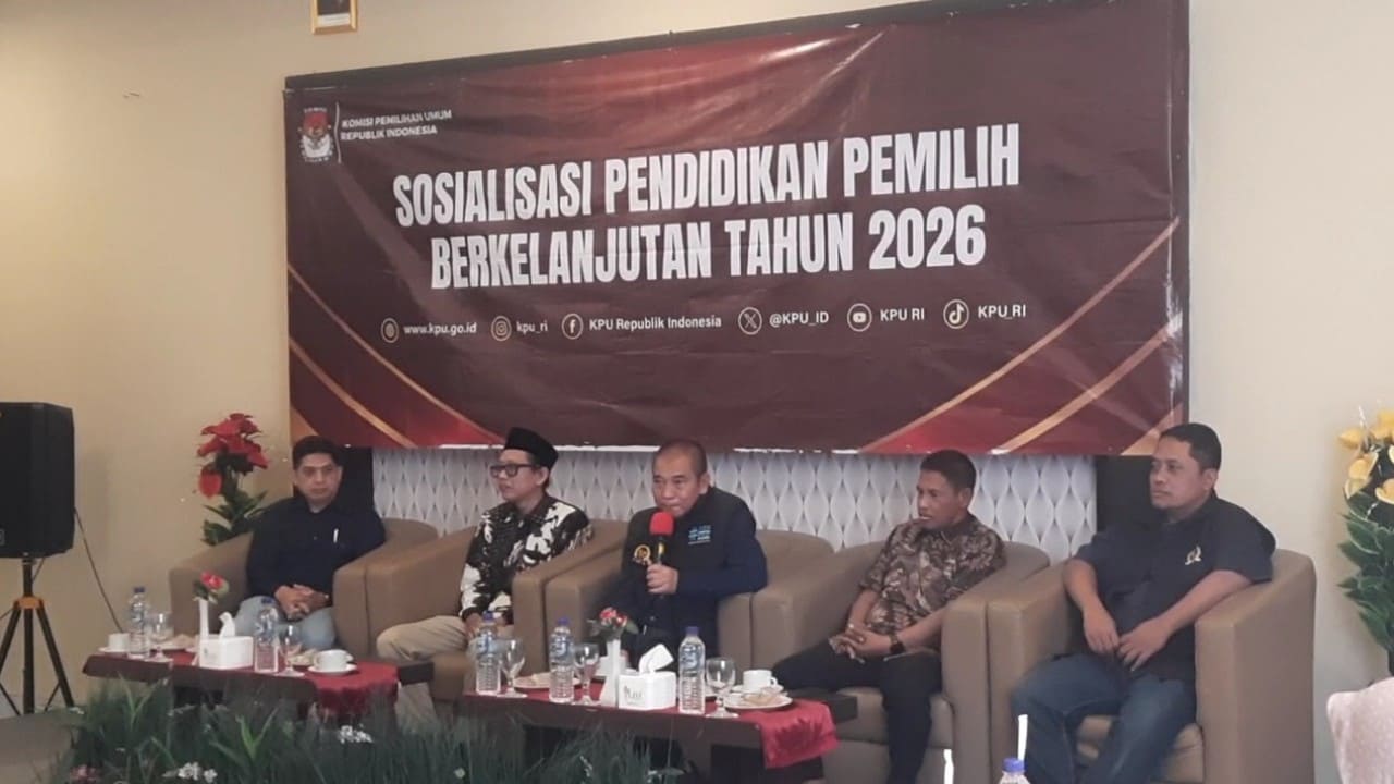 Anggota DPR RI Wahyudin Noor Aly saat memberikan pemaparan dalam acara Sosialisasi Pendidikan Pemilih Berkelanjutan di Grand Dian Hotel Bumiayu, Rabu (5/8/2026). (Foto: Portal Pantura/Yudhi Prasetyo)
