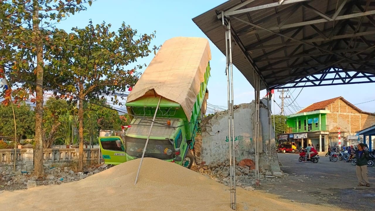 Sebuah truk terjun dari jalur penyelamat di pertigaan Pagojengan Jalan Lingkar Bumiayu, Selasa (11/8/2026) sore. (Foto: Istimewa)