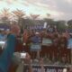 Owner Quinland Grup, Zaldi Muza Musaki, menyerahkan trofi juara kepada kapten Garuda Putra FC usai menang adu penalti di Lapangan Watujaran, Laren, Bumiayu. (Foto: Portal Pantura/Yudhi P)