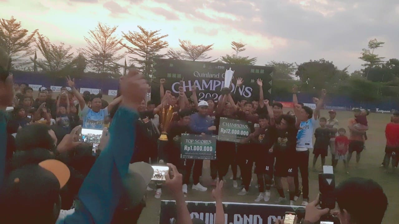 Owner Quinland Grup, Zaldi Muza Musaki, menyerahkan trofi juara kepada kapten Garuda Putra FC usai menang adu penalti di Lapangan Watujaran, Laren, Bumiayu. (Foto: Portal Pantura/Yudhi P)