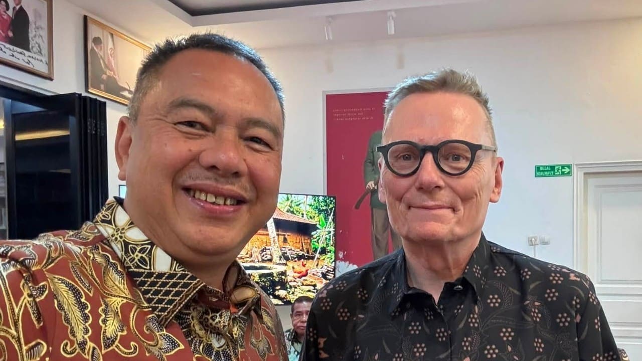Anggota DPR RI Harris Turino foto bersama peraih Nobel Ekonomi 2024, James A. Robinson, usai acaradining conversation yang membahas hubungan antara kekuasaan politik, institusi, dan kesejahteraan masyarakat. (Foto: Facebook Harris Turino)