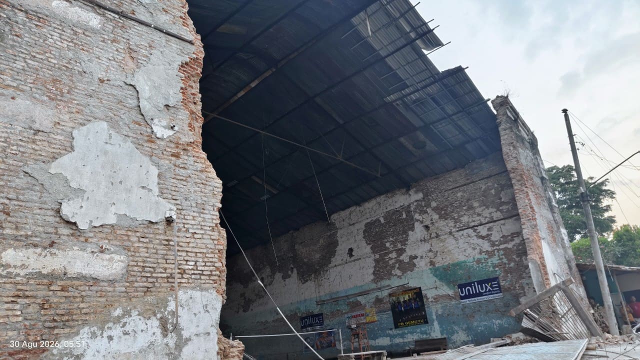 Gedung Hogwan peninggalan Belanda di Dukuhturi Bumiayu ambrol menimpa rumah warga. Tiga orang tewas, termasuk dua balita.