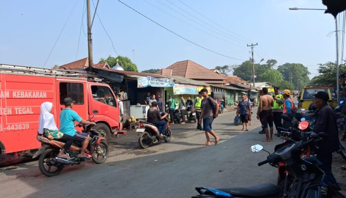 Polsek Margasari Polres Tegal Respons Cepat Tangani Kebakaran Dua Warung di Margasari