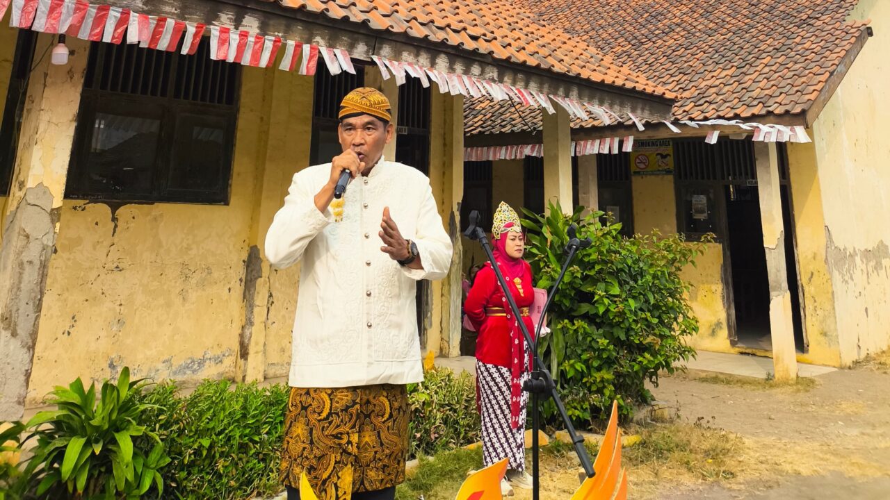 Ketua RT 01 Desa Purbayasa, H. Wakhrudin Wasro, saat menyampaikan amanat sebagai pembina upacara HUT RI ke-81 di halaman SD Negeri Purbayasa, Senin (17/8/2026). (Foto: Istimewa)