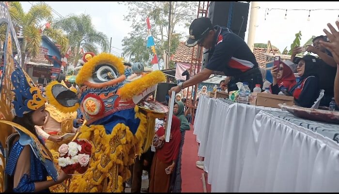Pukau Warga, SMKN 1 Tonjong Tampilkan Atraksi Barongsai hingga Kostum Daur Ulang