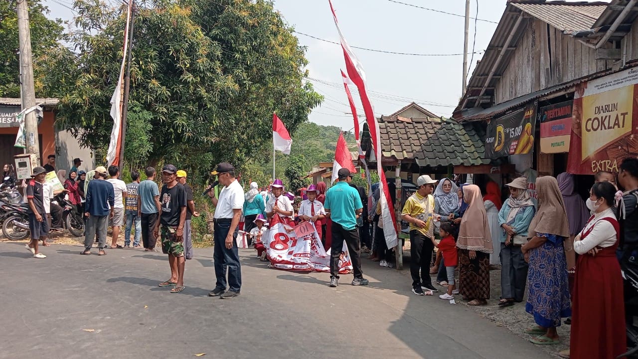 Ratusan peserta karnaval tampak memadati garis start sebelum dilepas secara resmi oleh Kepala Desa Karangjongkeng, H. Abdul Mukhit, S.H. (Foto: Portal Pantura/M Faqih Mawardi)